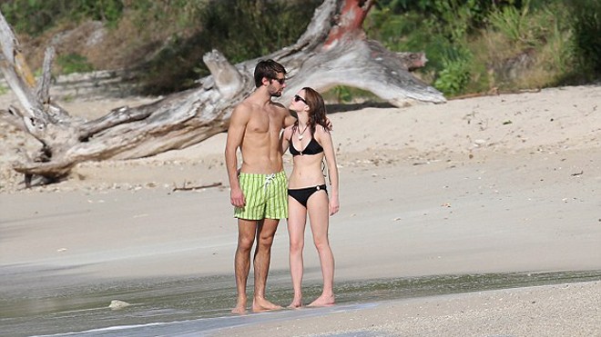 Emma Watson đắm đuối bên trai trẻ - ảnh 2