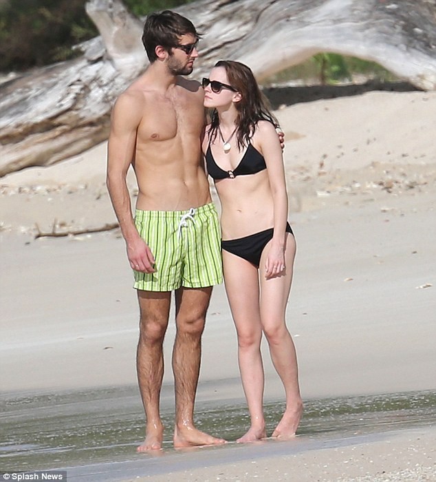 Emma Watson đắm đuối bên trai trẻ - ảnh 4