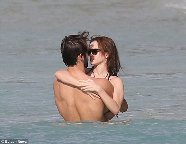 Emma Watson đắm đuối bên trai trẻ - ảnh 5
