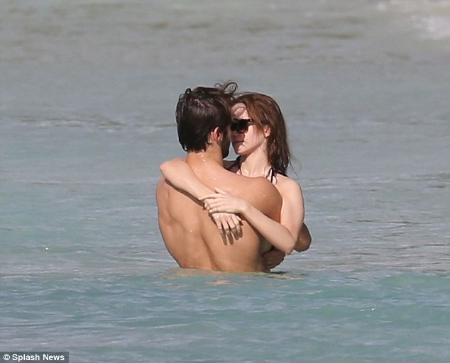 Emma Watson đắm đuối bên trai trẻ - ảnh 7