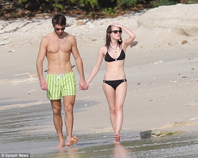 Emma Watson đắm đuối bên trai trẻ - ảnh 8
