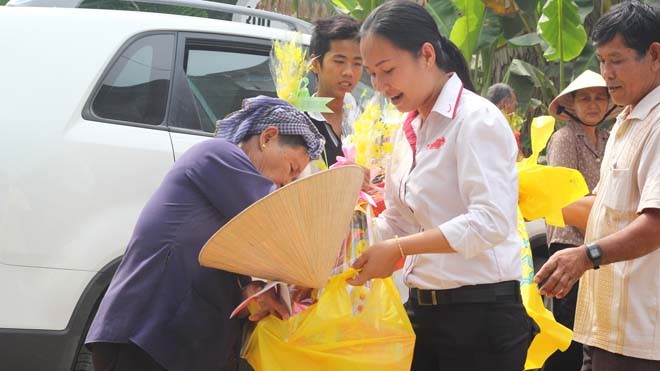 Home Credit tặng quà Tết cho bà con nghèo Trà Vinh - ảnh 5