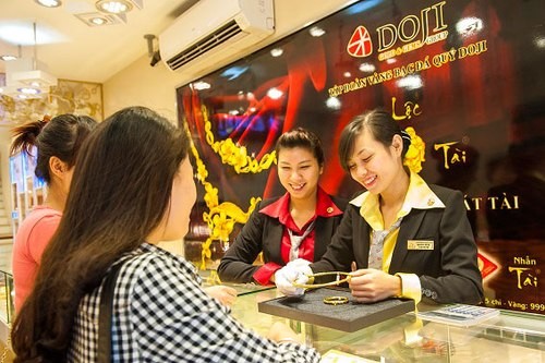Giá vàng trong nước ngược thế giới - ảnh 1