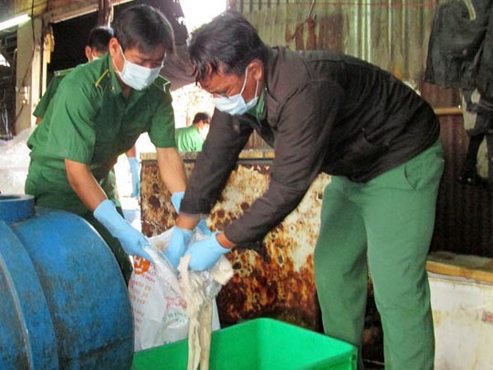 Phát hiện lò tẩy trắng chân trâu bò thối làm đồ nhậu - ảnh 1