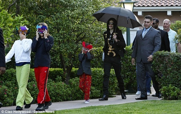 Các con Michael Jackson được tiêu 8 triệu USD mỗi năm - ảnh 1