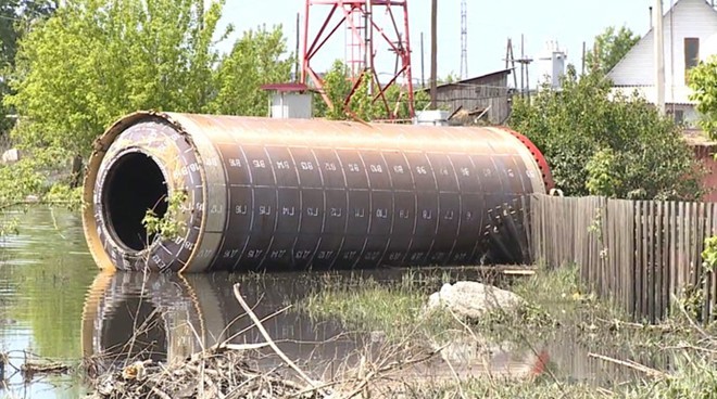 Tên lửa đạn đạo trôi tới nhà dân sau trận lụt - ảnh 1