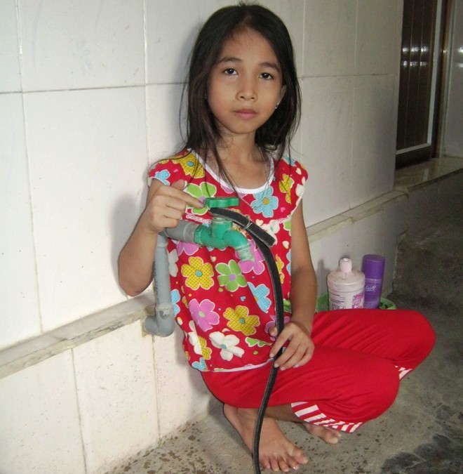 Lao xuống giếng cứu cháu bé rồi bỏ đi - ảnh 1