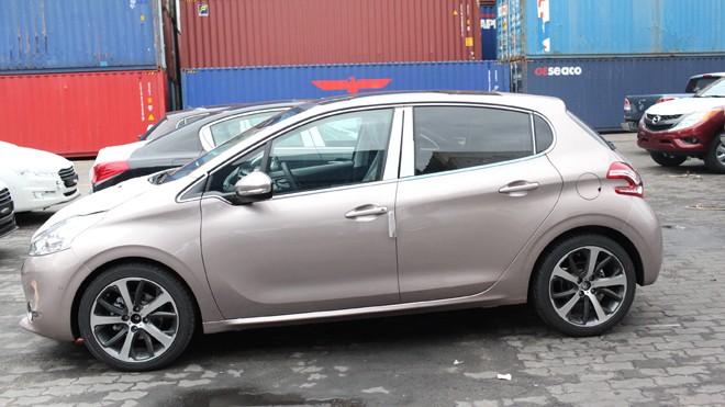 Cận cảnh hai mẫu Peugeot 208 và 508 cập cảng Sài Gòn - ảnh 1