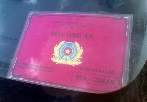 Xe tiền tỷ gắn bảng Bộ Công an mang biển số nghi vấn - ảnh 1