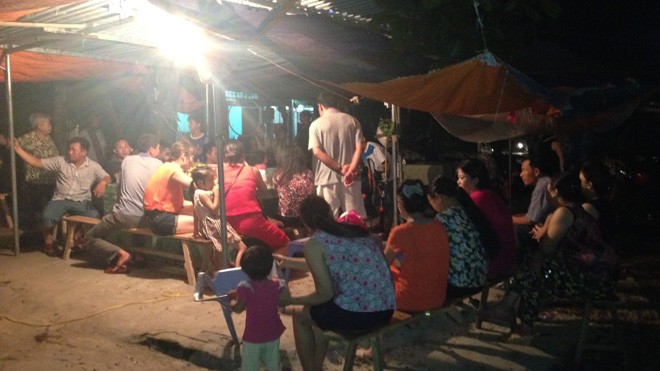 Hàng trăm tiểu thương ngủ đêm ngoài chợ - ảnh 1