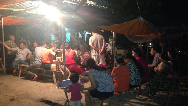 Hàng trăm tiểu thương ngủ đêm ngoài chợ - ảnh 2