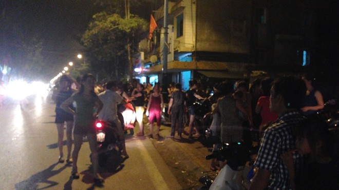 Hàng trăm tiểu thương ngủ đêm ngoài chợ - ảnh 4