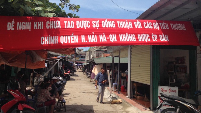 Hàng trăm tiểu thương ngủ đêm ngoài chợ - ảnh 7