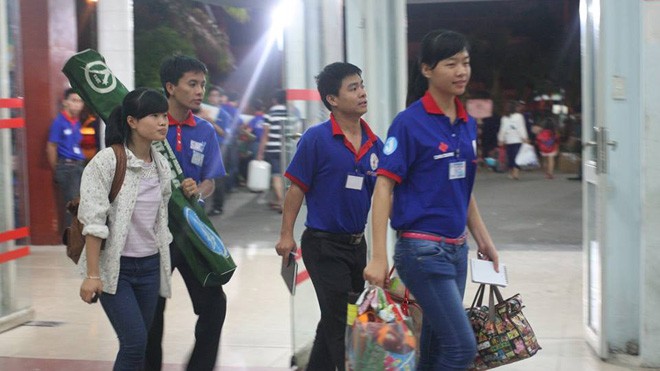 Ga Sài Gòn rực màu áo xanh tình nguyện - ảnh 4