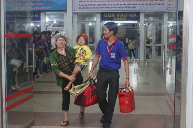 Ga Sài Gòn rực màu áo xanh tình nguyện - ảnh 5