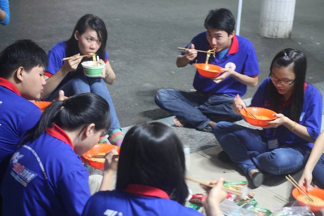 Ga Sài Gòn rực màu áo xanh tình nguyện - ảnh 6