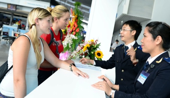 Giả vờ là ‘Tây’ để được chiều như khách VIP - ảnh 1