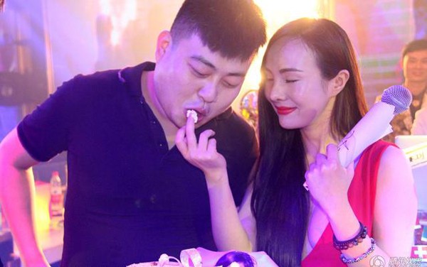 Can Lộ Lộ khoe ngực, hát cực sung ở bar - ảnh 2
