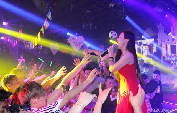 Can Lộ Lộ khoe ngực, hát cực sung ở bar - ảnh 3