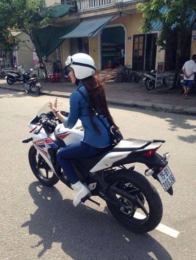 Thiếu nữ Huế chạy xe hầm hố thu hút người đi đường - ảnh 3
