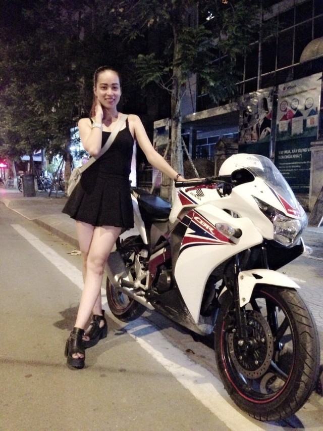 Thiếu nữ Huế chạy xe hầm hố thu hút người đi đường - ảnh 4