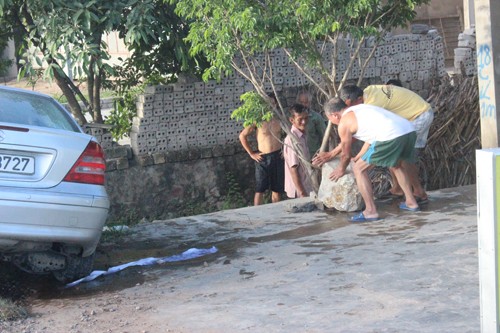 Xế hộp đâm phiến đá 100kg văng xa 20m - ảnh 1