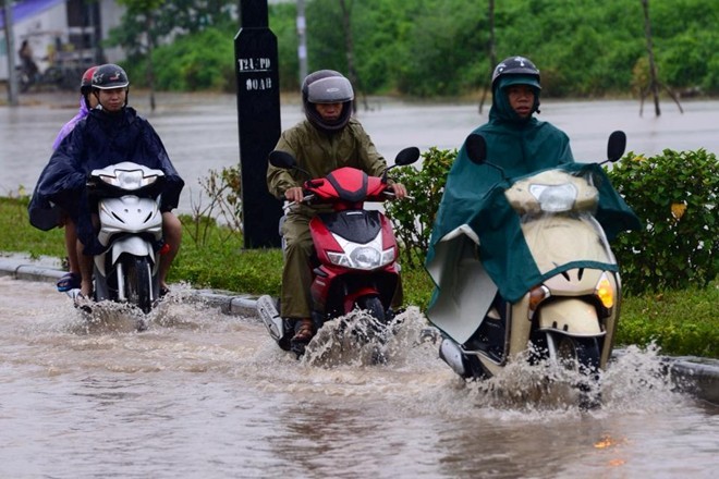 Hà Nội lại tê liệt vì mưa - ảnh 10
