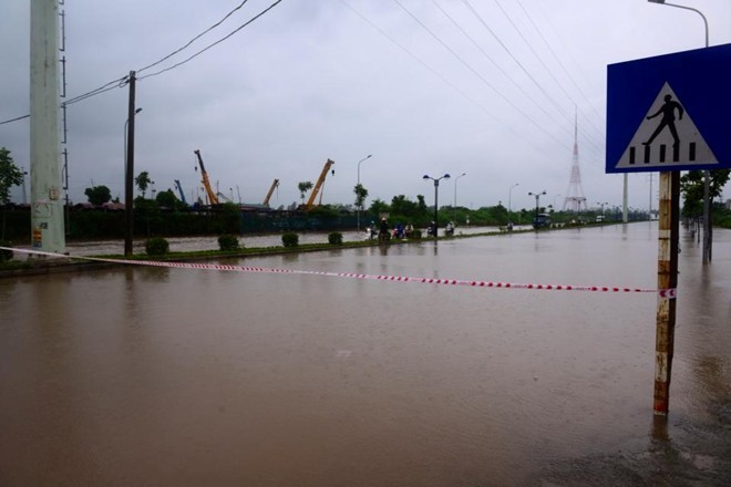 Hà Nội lại tê liệt vì mưa - ảnh 11
