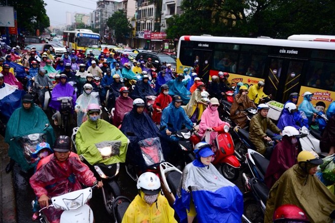 Hà Nội lại tê liệt vì mưa - ảnh 2