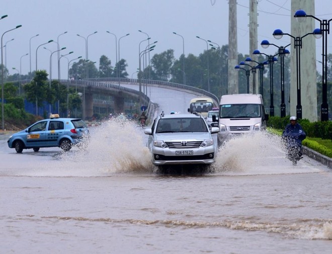 Hà Nội lại tê liệt vì mưa - ảnh 9