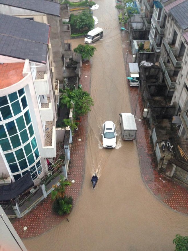 Hà Nội lại tê liệt vì mưa - ảnh 14