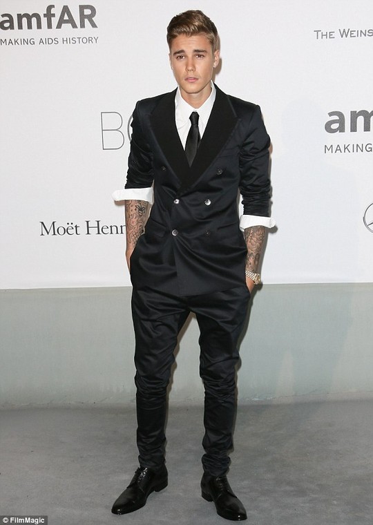 Justin Bieber bị cáo buộc cố “cướp” điện thoại - ảnh 1