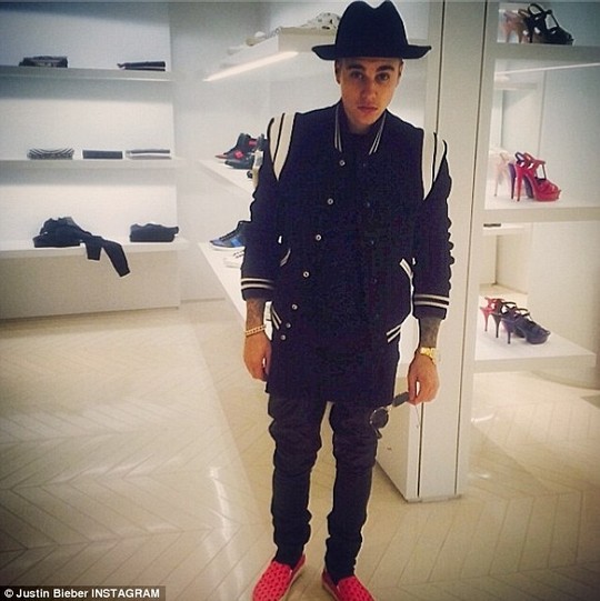 Justin Bieber bị cáo buộc cố “cướp” điện thoại - ảnh 2