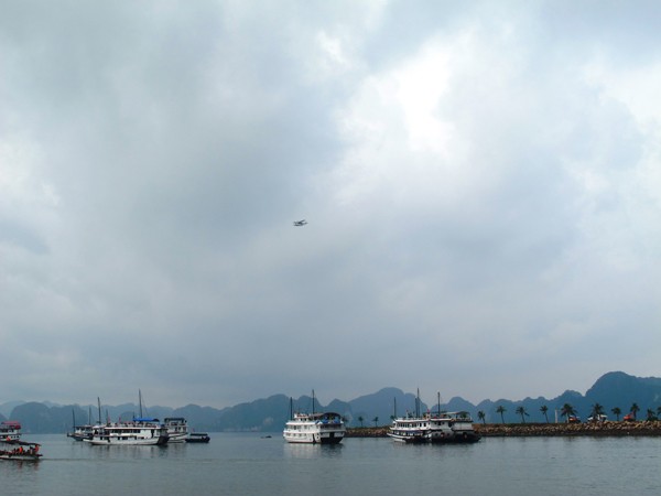 Thuê thủy phi cơ ngắm cảnh đẹp như tranh - ảnh 1