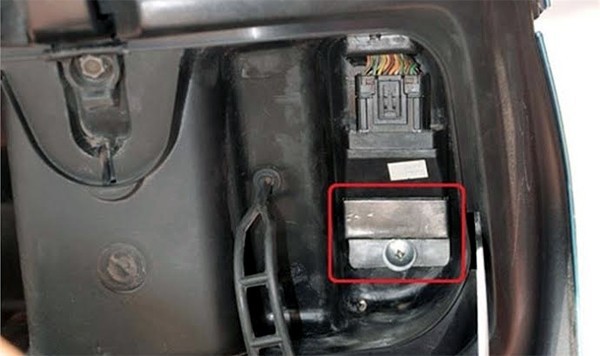 Độc chiêu chống trộm IC xe ga của thợ vỉa hè - ảnh 1