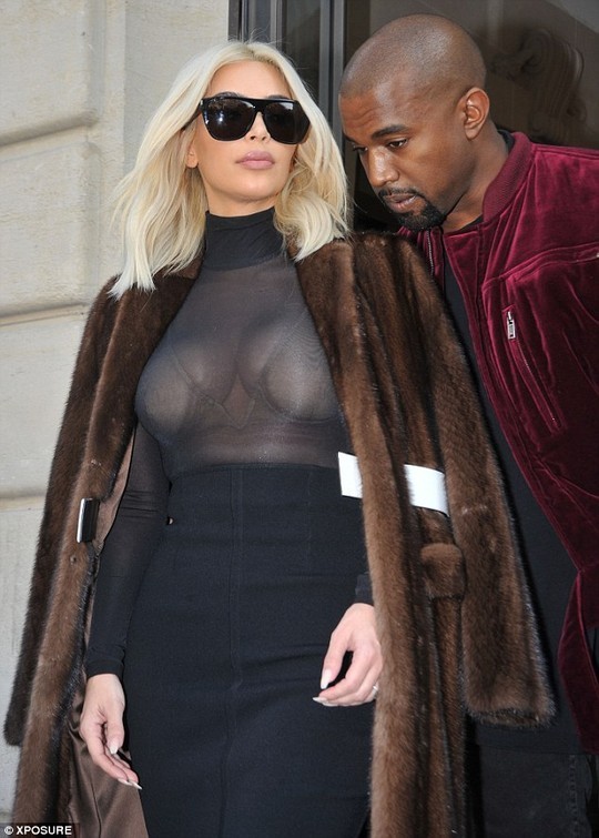 Kim Kardashian gây sốc với thời trang “lộ liễu” - ảnh 1