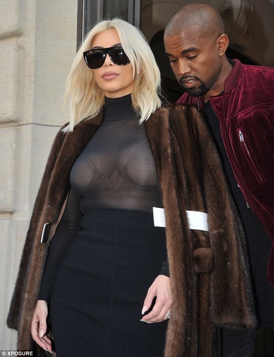 Kim Kardashian gây sốc với thời trang “lộ liễu” - ảnh 2
