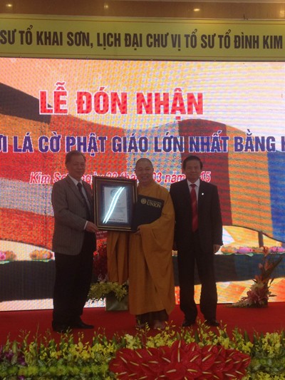 Lá cờ Phật giáo bằng hoa tươi lớn nhất Thế giới - ảnh 1