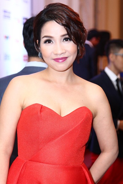 Mỹ Linh khoe vai trần trên thảm đỏ - ảnh 2