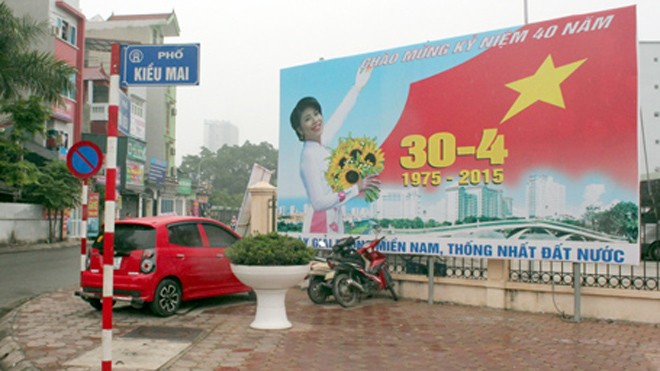 Hà Nội dỡ bỏ tấm pano gây phản cảm - ảnh 1