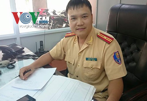 Hà Nội: CSGT tìm chủ nhân chiếc ví bị đánh rơi - ảnh 1