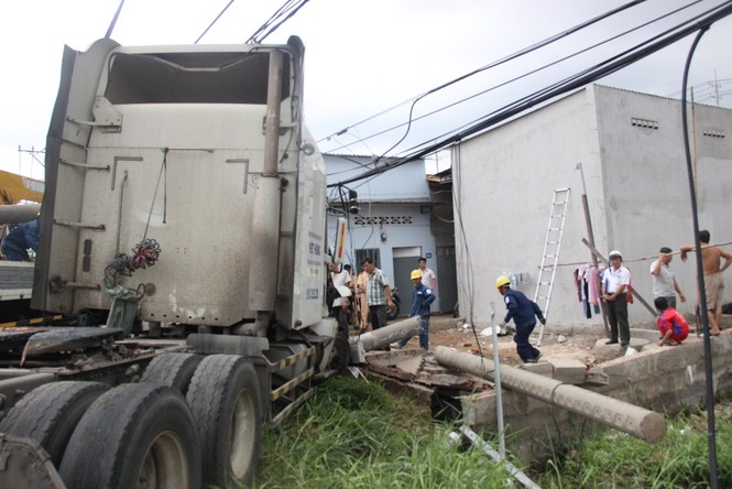 Container tông sập tường nhà dân trong đêm - ảnh 2