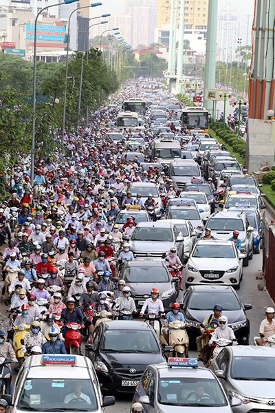 Hà Nội ùn tắc trong ngày đầu năm học mới - ảnh 1