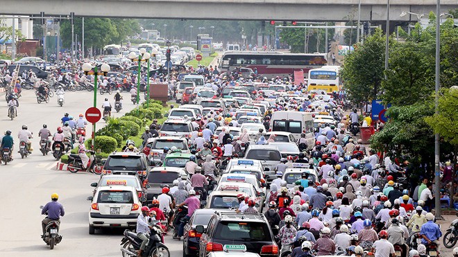 Hà Nội ùn tắc trong ngày đầu năm học mới - ảnh 2