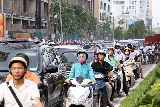 Hà Nội ùn tắc trong ngày đầu năm học mới - ảnh 3