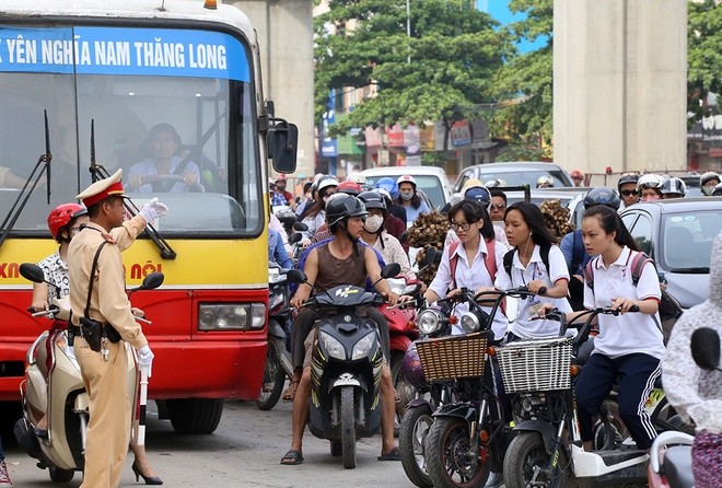 Hà Nội ùn tắc trong ngày đầu năm học mới - ảnh 6