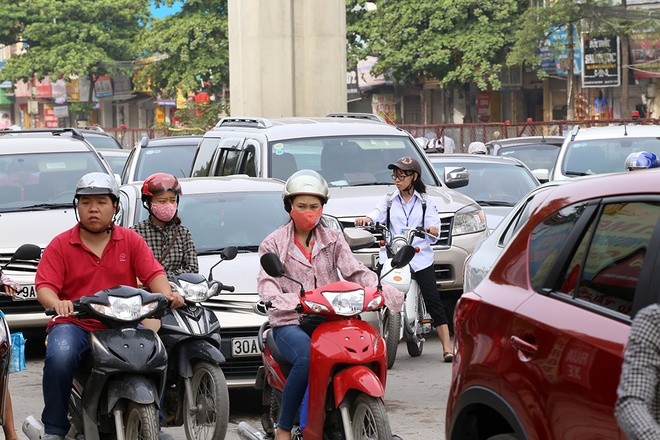 Hà Nội ùn tắc trong ngày đầu năm học mới - ảnh 7