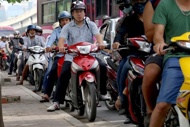Hà Nội ùn tắc trong ngày đầu năm học mới - ảnh 8