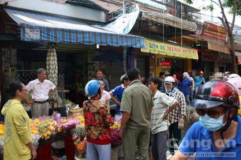 Hãi hùng phát hiện thi thể người bán rau với vết đâm thấu ngực - ảnh 1