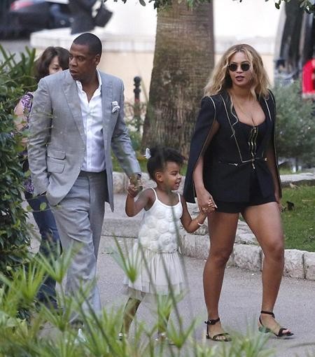 Beyonce khéo khoe ngực đầy trong trang phục phá cách - ảnh 1